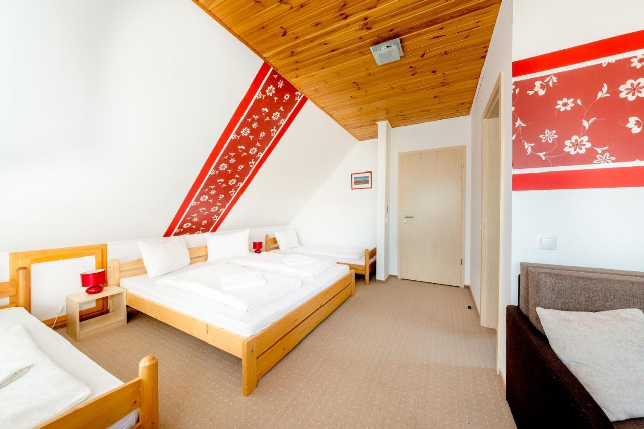 Rozmaring Vendeghaz Otel Zengővárkony Dış mekan fotoğraf